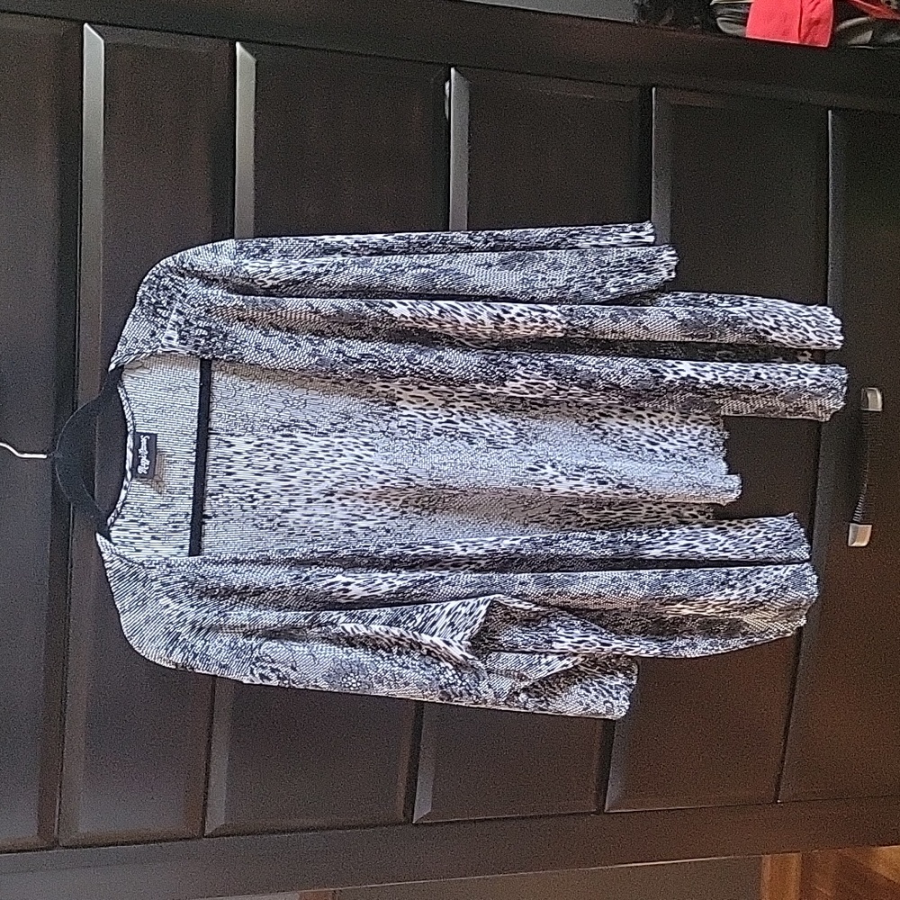 Gorgeous kimono/ cardigan  jacket.lightweight with sparkle